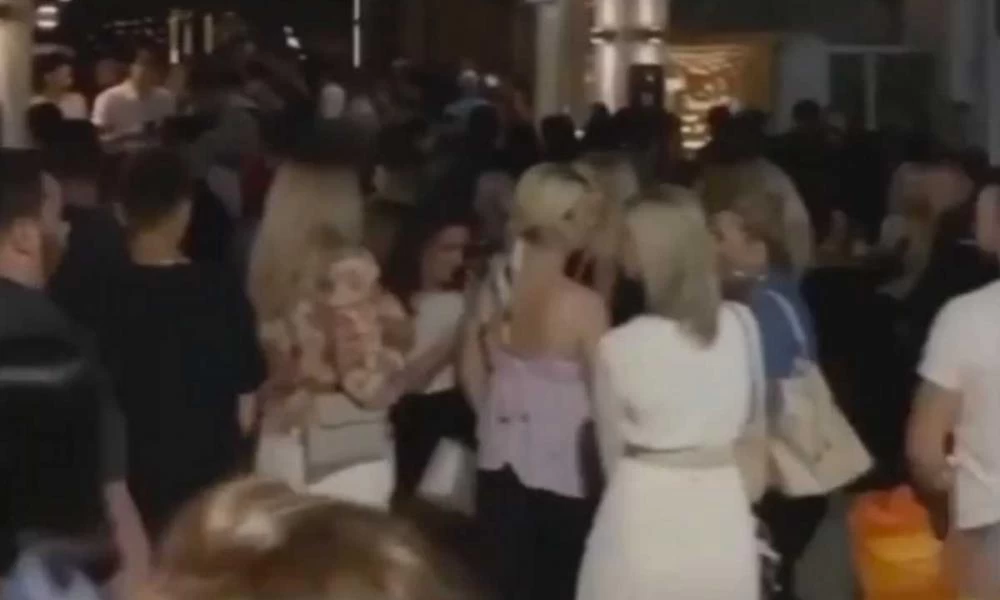 Εικόνες συνωστισμού από ολονύχτια ξεφαντώματα στη Ναύπακτο